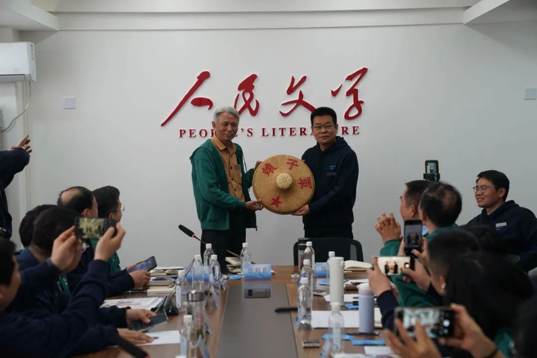 王路生向《人民文學(xué)》贈送禮物