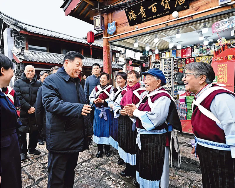 2025年3月19日至20日，中共中央總書記、國家主席、中央軍委主席習(xí)近平在云南考察。這是19日下午，習(xí)近平在麗江古城考察時(shí)，與當(dāng)?shù)鼐用裼H切交流。 新華社記者 燕雁/攝