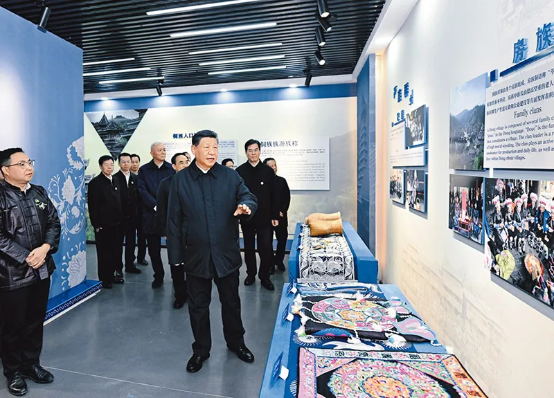 2025年3月17日至18日，中共中央總書記、國家主席、中央軍委主席習(xí)近平在貴州考察。這是17日下午，習(xí)近平在黔東南州黎平縣肇興侗寨侗族文化展示中心考察。 新華社記者 謝環(huán)馳/攝