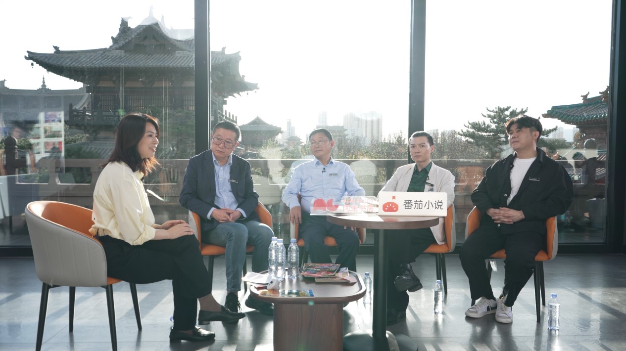 “如果失去幻想，人類將會(huì)怎樣”座談現(xiàn)場(chǎng)，從左至右分別為張菁、劉慈欣、阿來、陳楸帆、王自律