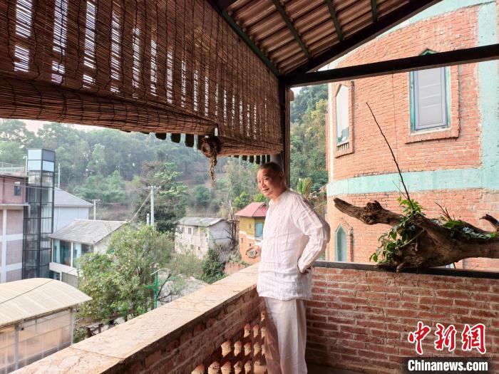 4月1日，馬原在位于南糯山的家中飲茶。中新網(wǎng)記者 韓帥南 攝