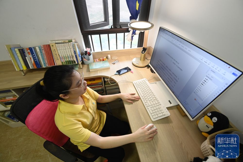 5月14日，在廣西南寧市，林竹在家里寫作。