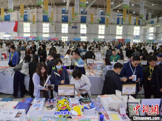 5月15日，吉林長春，第二屆東北書博會吸引大量讀者前往購書。 劉棟 攝