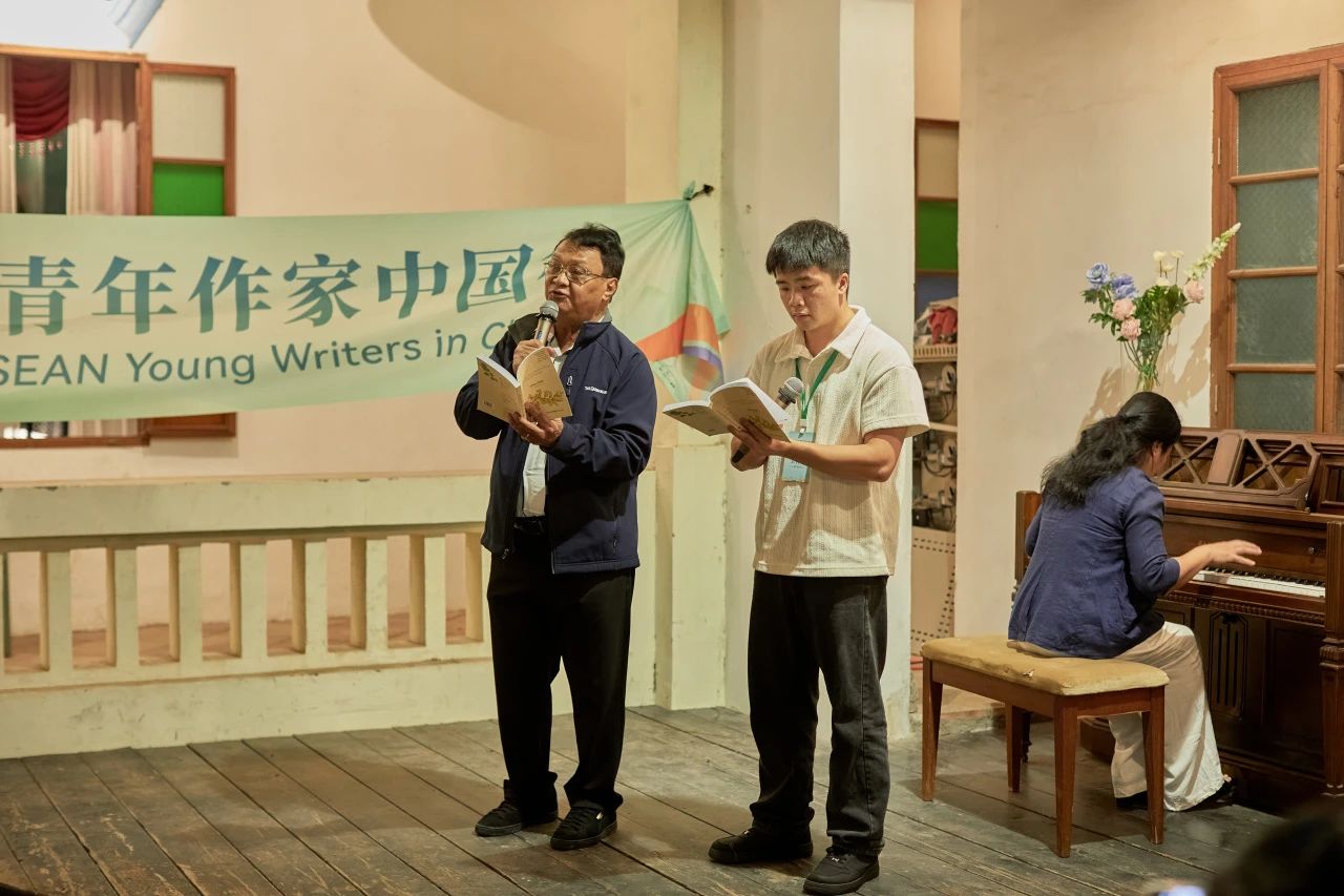 緬甸作家吳翁貌（左）。