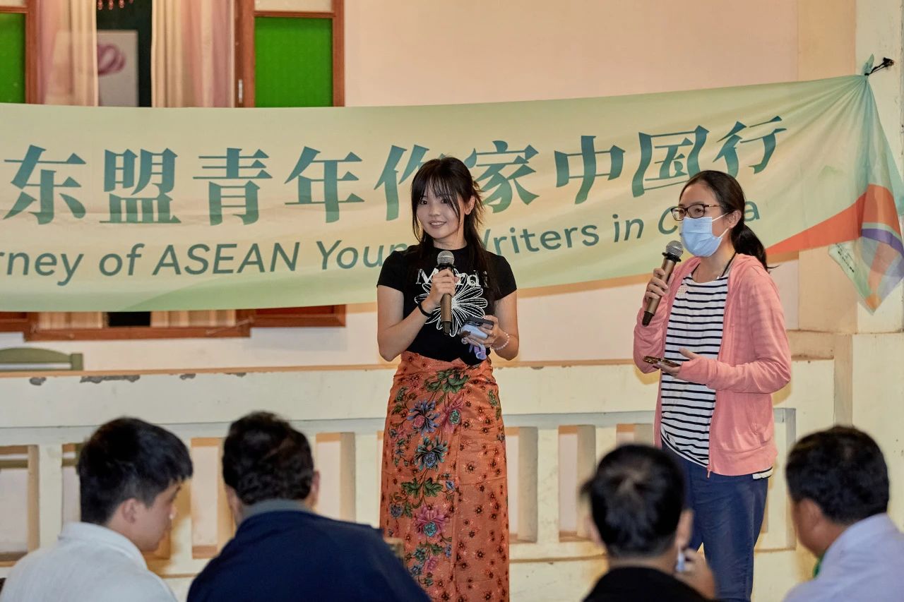 新加坡作家林藝君（左）、吳佳澖（右）。