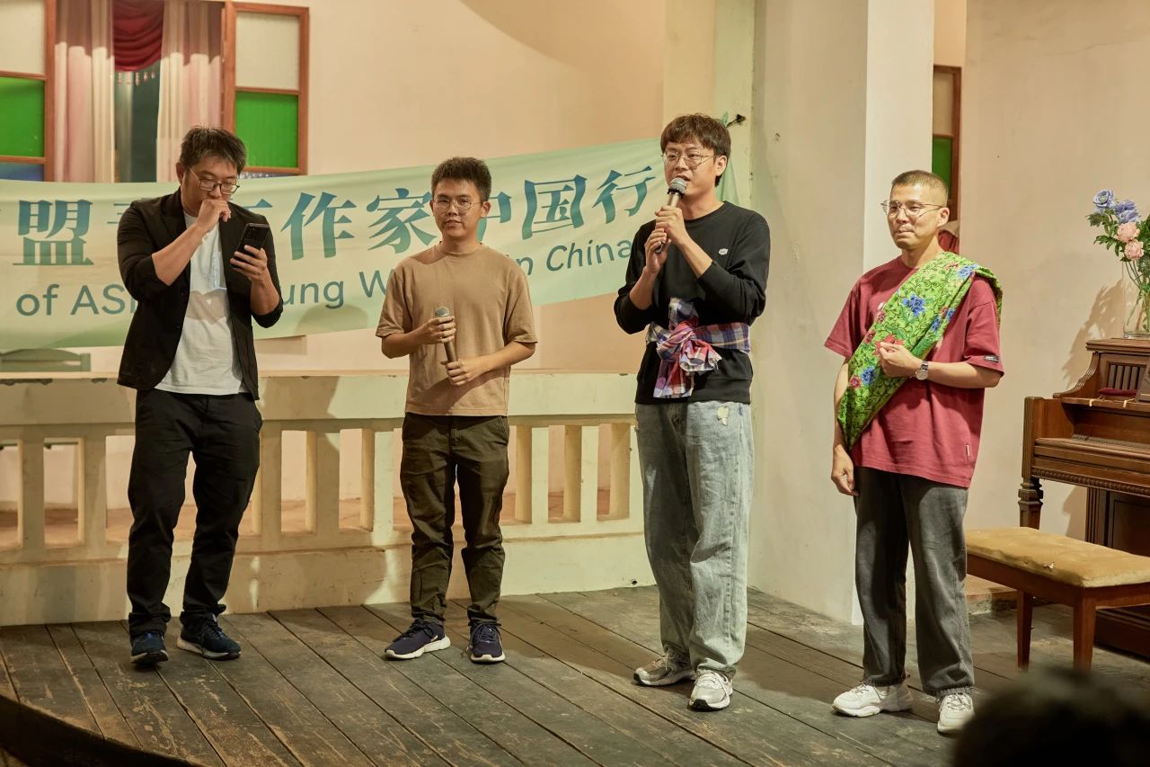 中國作家呂周航（右二），馬來西亞作家王晉恒（右三）、王修捷（右四），印度尼西亞作家林建杰（右一）。