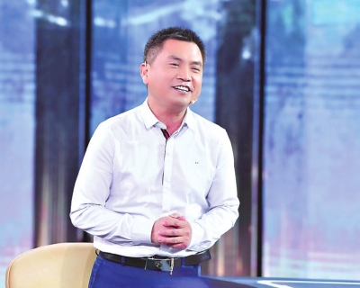 彭學(xué)明：中國作家協(xié)會(huì)原創(chuàng)聯(lián)部主任，中國作家協(xié)會(huì)散文創(chuàng)作委員會(huì)副主任，全國第九、十屆人大代表。主要代表作：長篇紀(jì)實(shí)散文《娘》、長篇小說《爹》、散文集《我的湘西》《祖先歌舞》、報(bào)告文學(xué)《人間正是艷陽天》等，先后獲中宣部“五個(gè)一工程”獎(jiǎng)、中國政府出版獎(jiǎng)、中國年度好書獎(jiǎng)、中國圖書獎(jiǎng)、全國少數(shù)民族文學(xué)駿馬獎(jiǎng)、《人民文學(xué)》獎(jiǎng)、郭沫若文學(xué)藝術(shù)獎(jiǎng)等，多篇作品被收錄進(jìn)大、中學(xué)語文教材、中高考試題，并譯成英、法、俄、日、阿拉伯、匈牙利、哈薩克、意大利等文字在十多個(gè)國家出版。