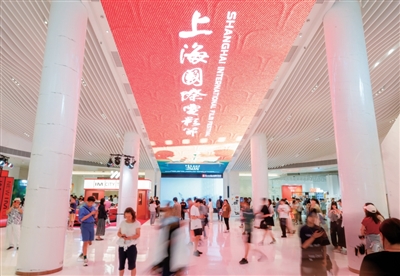 第二十七屆上海國(guó)際電影節(jié)期間，上海影城里人來(lái)人往。  　　主辦方供圖