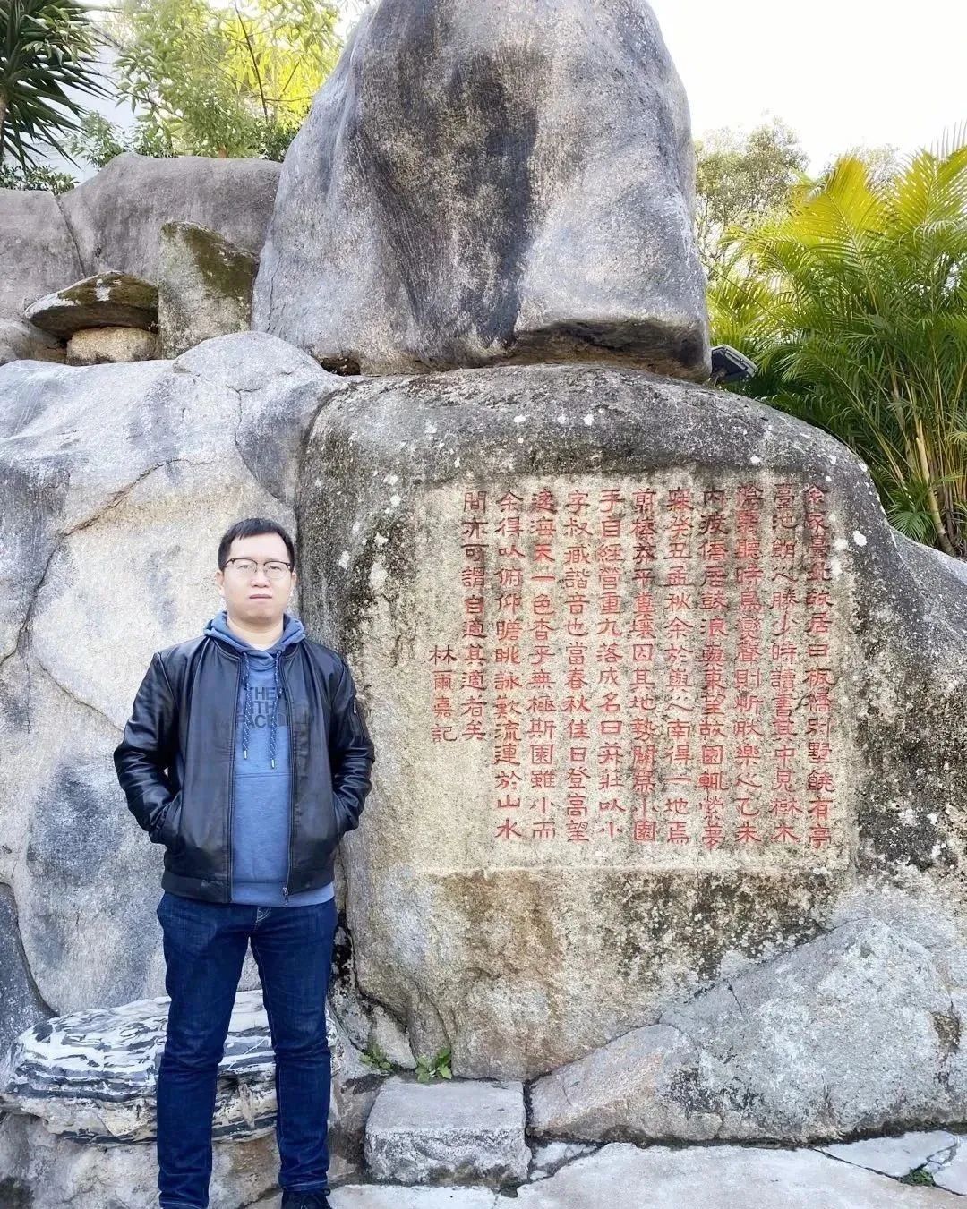張象，中國(guó)作協(xié)會(huì)員，山西文學(xué)院簽約作家。小說見于《十月》《上海文學(xué)》《青年文學(xué)》等刊物，出版作品有《外省青年》等三部。