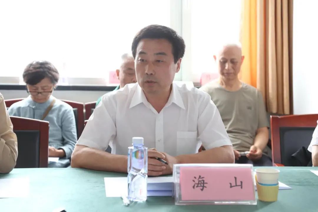 內蒙古文聯(lián)黨組成員、副主席海山致辭