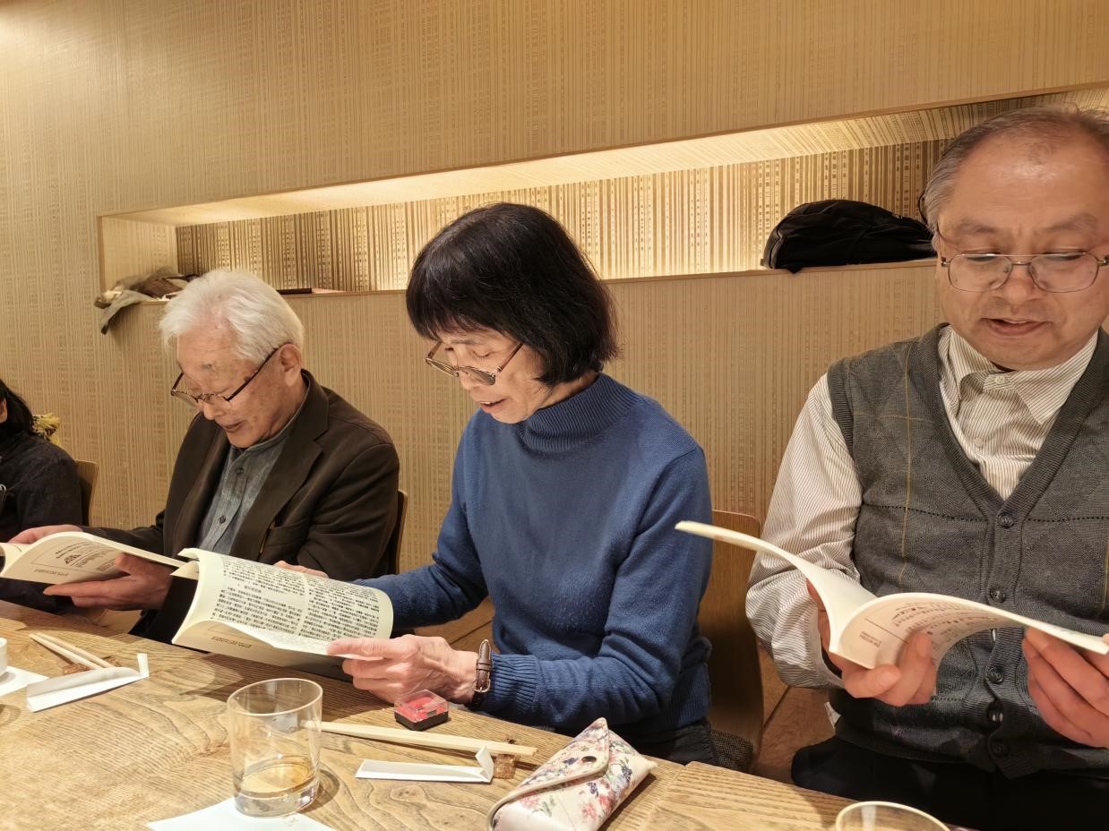4月13日-16日，中國(guó)作家代表團(tuán)訪問(wèn)日本“《人民文學(xué)》讀書(shū)會(huì)”并贈(zèng)送雜志創(chuàng)刊號(hào)復(fù)刻版，帶去雜志社對(duì)老讀者的問(wèn)候。該讀書(shū)會(huì)成立于20世紀(jì)80年代，至今堅(jiān)持閱讀研究《人民文學(xué)》