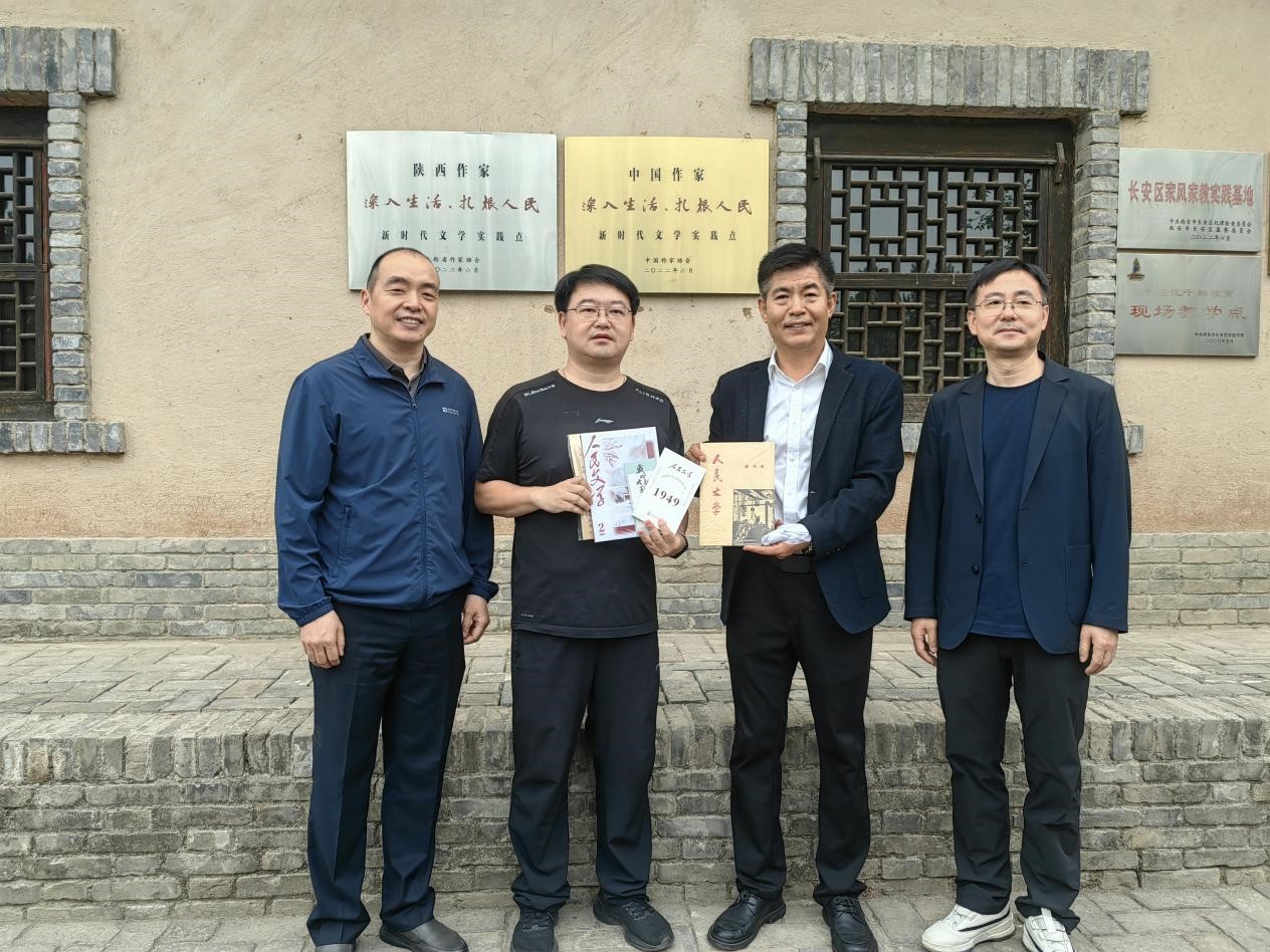 5月27日，《人民文學(xué)》參加中國(guó)作家“深入生活、扎根人民”新時(shí)代文學(xué)實(shí)踐點(diǎn)工作會(huì)暨現(xiàn)場(chǎng)調(diào)研活動(dòng)，為西安市長(zhǎng)安區(qū)柳青紀(jì)念館贈(zèng)送新刊及創(chuàng)刊號(hào)復(fù)刻本、手賬本等文創(chuàng)