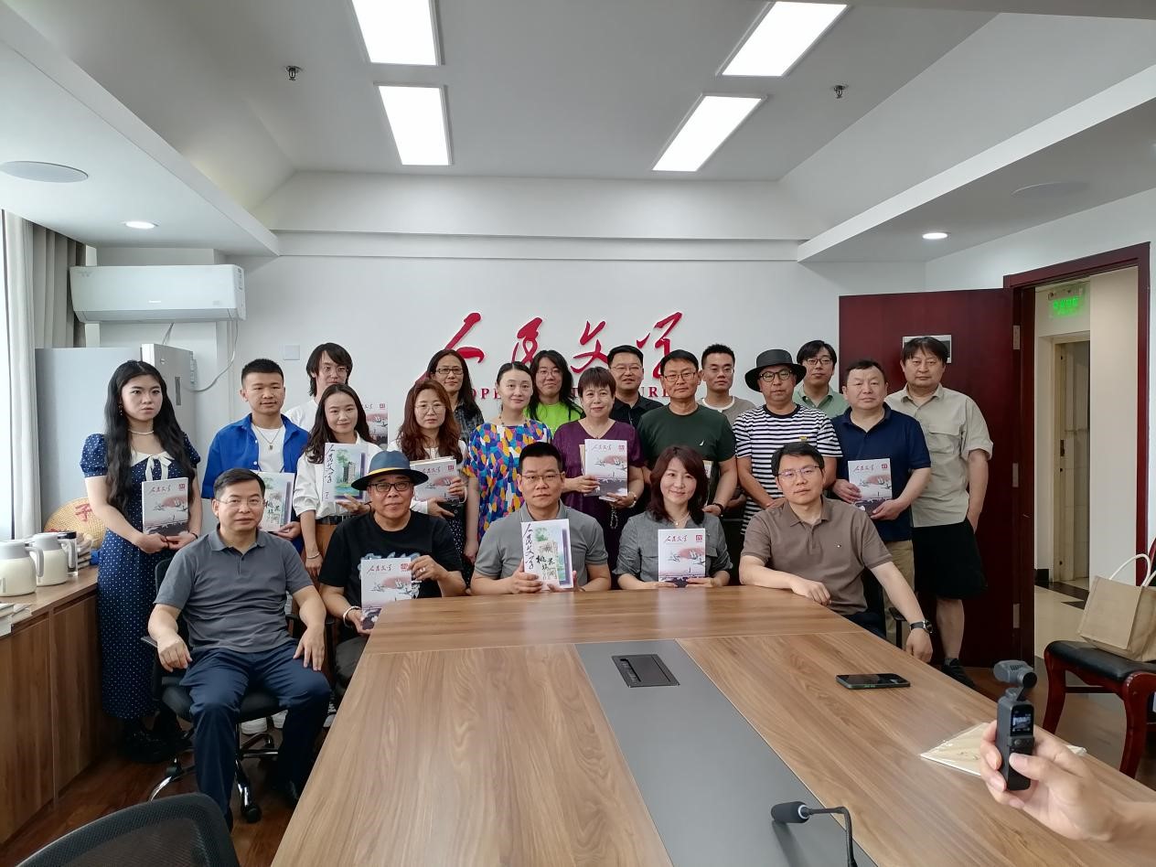6月30日，內(nèi)蒙古《草原》雜志社攜“草原十二騎手”作家代表走進(jìn)《人民文學(xué)》交流辦刊經(jīng)驗(yàn)