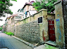 現(xiàn)代作家的青島印象與抗戰(zhàn)記憶　　青島是中共地下黨組織和左聯(lián)小組的重要據(jù)點(diǎn)，也是大批現(xiàn)代作家的寓居之地。[詳細(xì)]