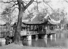 抗戰(zhàn)中的上海公園　　若是以上海的公園作為線索，也會(huì)浮現(xiàn)出一段屈辱與抗?fàn)幗豢?、傷害與堅(jiān)韌并存的抗戰(zhàn)史。[詳細(xì)]