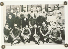 大經(jīng)中學(xué)往事　　在這文化蒙塵的至暗時(shí)刻，嚴(yán)獨(dú)鶴、周瘦鵑、陸澹安、朱大可等一眾文人合力辦了一所“大經(jīng)中學(xué)”……[詳細(xì)]