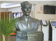 《游擊隊(duì)歌》：“每一寸土地都是我們自己的”　　“我們都是神槍手，每一顆子彈消滅一個(gè)敵人。我們都是飛行軍，哪怕那山高水又深……”[詳細(xì)]