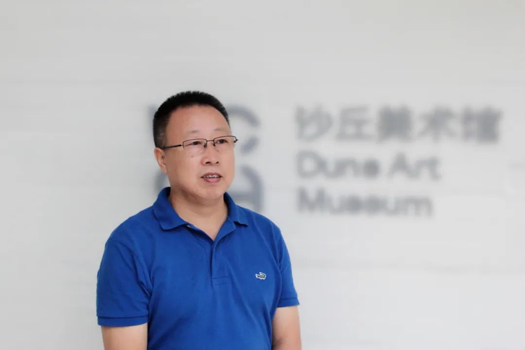 羅振亞，1963年出生，黑龍江訥河人，南開(kāi)大學(xué)文學(xué)院教授，博士生導(dǎo)師，南開(kāi)大學(xué)穆旦詩(shī)歌研究中心主任。