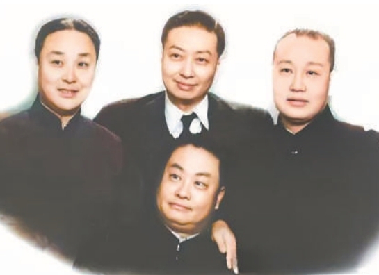 “四大名旦”的抗戰(zhàn)情懷　　抗戰(zhàn)時(shí)期，這四位京劇大師不與敵寇合作，不為敵人所利用，且以編演劇目借古喻今，展現(xiàn)了藝術(shù)家的高尚情操和民族氣節(jié)。[詳細(xì)]