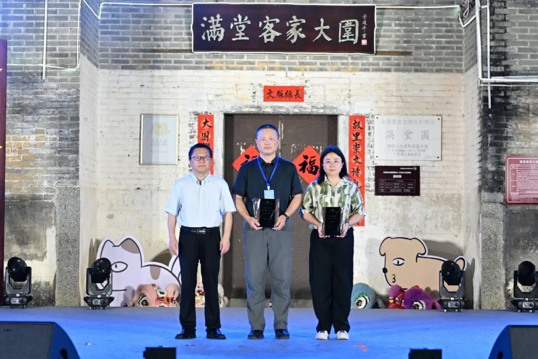 《詩刊》主編李少君為首獎獲得者段維、鄧輝（代領(lǐng)人）頒獎