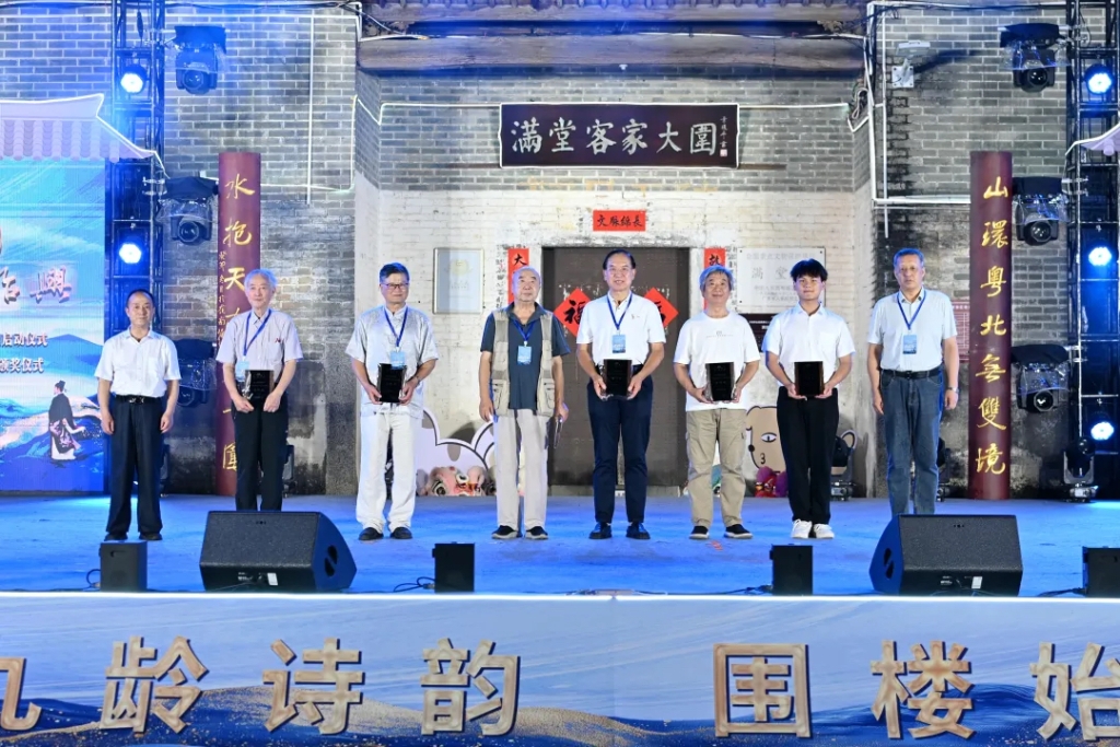 中國書籍出版社原副總編輯、北京詩詞學(xué)會副會長趙安民，《中華詩詞》編輯部主任盧冷夫?yàn)榧炎鳘劔@得者頒獎