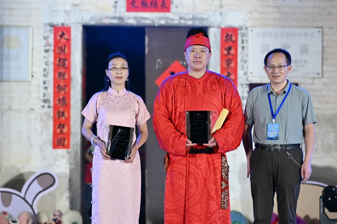 《中華辭賦》副總編輯江嵐為新人獎獲得者頒獎