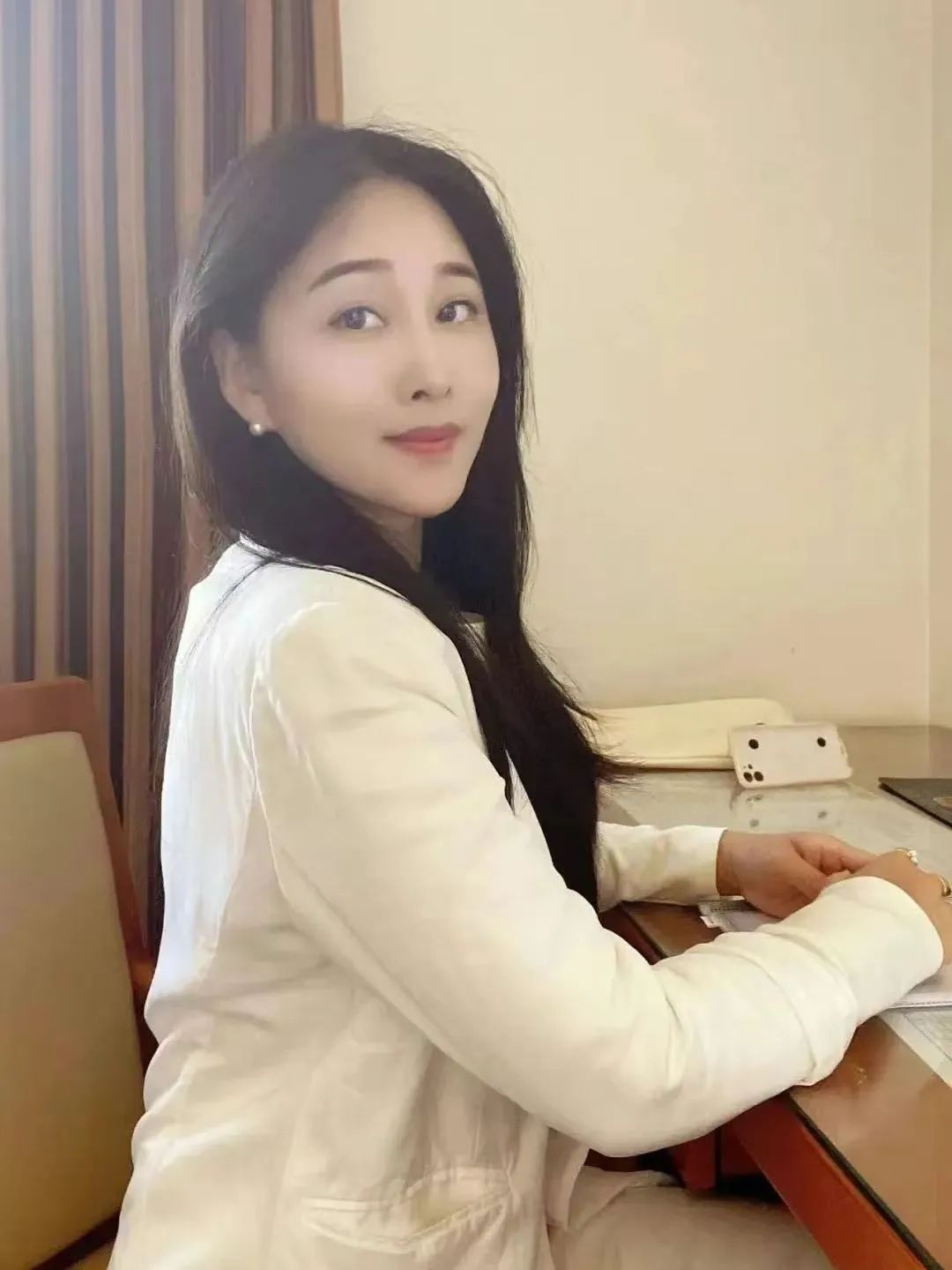 【作者簡介：時(shí)曉，安徽宿州人，碩士，現(xiàn)居上海。魯迅文學(xué)院第44屆中青年作家高級研討班學(xué)員，中作協(xié)會員，安徽文學(xué)藝術(shù)院簽約作家。在《人民文學(xué)》《詩刊》《詩歌月刊》《安徽文學(xué)》《山東文學(xué)》《海燕》《紅豆》《雨花》《揚(yáng)子江詩刊》《延河》等雜志發(fā)表作品。獲第十二屆揚(yáng)子江詩學(xué)獎·詩歌獎。短篇小說集《來去之間》入圍2022年探照燈10月好書榜，入選2022年11月文藝聯(lián)合書單?！?></p>
<p style=