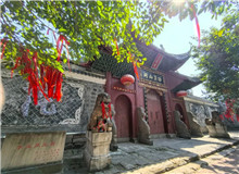 不止西南聯(lián)大，一位作家對(duì)十所抗戰(zhàn)內(nèi)遷大學(xué)的追尋　　這是一場持續(xù)8年的行走，和十條穿越硝煙的遷徙之路。2017年春，四川作家聶作平……[詳細(xì)]