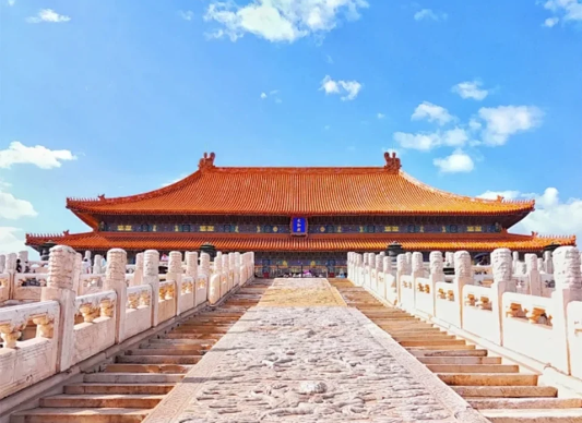 太和殿見證日軍投降儀式　　廣場上民眾歡呼雀躍，情緒高亢，氣氛熱烈。軍樂隊(duì)凱歌高奏，禮炮齊鳴。隨后全體肅立，為在抗日戰(zhàn)爭中犧牲的中國將士默哀……[詳細(xì)]