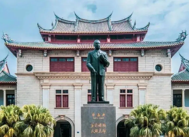 陳嘉庚1940年考察抗戰(zhàn)中的中國大學(xué)　　陳嘉庚（1874—1961）是著名愛國華僑領(lǐng)袖，被毛澤東譽(yù)為“華僑旗幟，民族光輝”。[詳細(xì)]