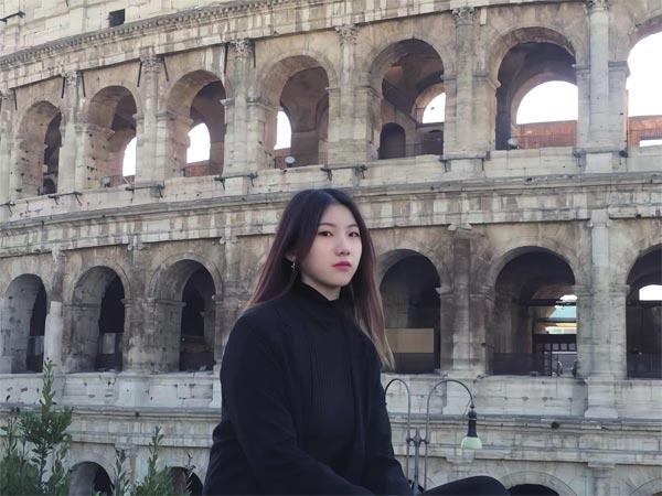 眉師娘，本名張眉，95后網(wǎng)絡(luò)文學(xué)作家。代表作品《奔騰年代——向南向北》獲第五屆現(xiàn)實(shí)題材網(wǎng)絡(luò)文學(xué)征文大賽特等獎(jiǎng)，《云去山如畫》獲第九屆現(xiàn)實(shí)題材網(wǎng)絡(luò)文學(xué)征文大賽特別獎(jiǎng)。