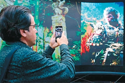 參會(huì)嘉賓參觀杭州城西科創(chuàng)大走廊未來(lái)科技城展館。  　　主辦方供圖