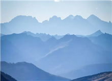 每個字都很珍貴　　珍惜當(dāng)下，努力去寫，對寫下的每一個字負(fù)責(zé)。于我而言，每一個字都非常珍貴，如同古老的碑刻。[詳細(xì)]