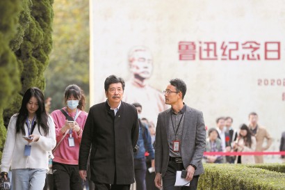 在魯迅公園內(nèi)魯迅墓前舉行的“魯迅紀(jì)念日公眾紀(jì)念活動(dòng)”中，周令飛、學(xué)生及市民群眾代表百余人共同緬懷和紀(jì)念魯迅先生。均本報(bào)記者 蔣迪雯 攝