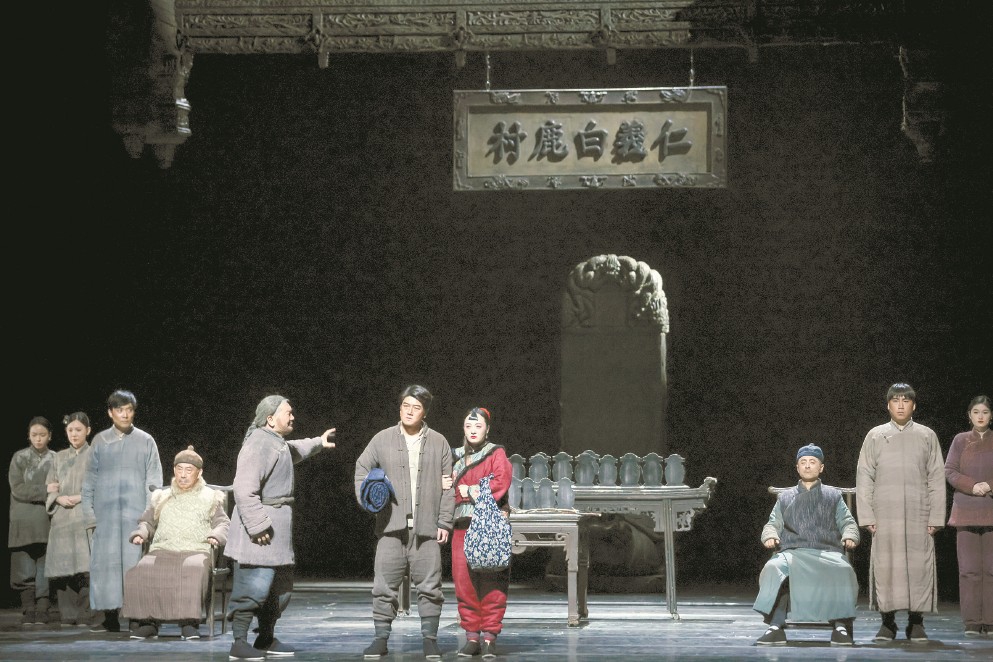 陜西人藝話劇《星空與半棵樹》（上圖）《白鹿原》（下圖）日前先后在上音歌劇院上演。 均本報(bào)記者 葉辰亮 攝