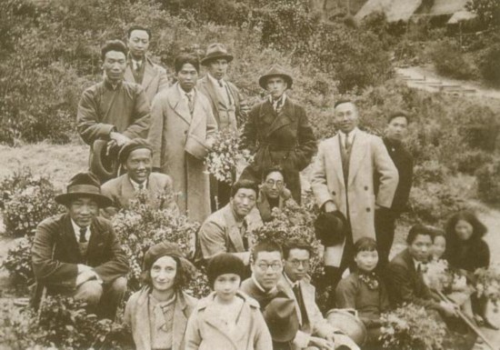 1936年林風眠帶領杭州國立藝專教師們到超山郊游并憑吊吳昌碩墓（前排左起為林風眠、妻子艾麗絲、女兒蒂娜）林風眠（約1930年代）