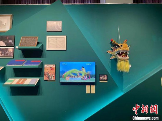 除了畫作、雕塑等，非遺也在現(xiàn)場展出?！⊥τ?攝