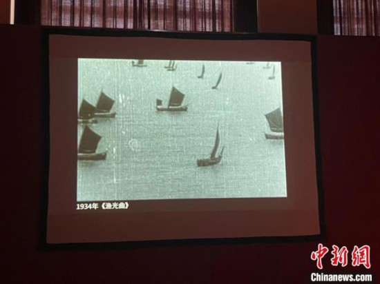 耳熟能詳?shù)摹稘O光曲》在現(xiàn)場播放?！⊥τ?攝