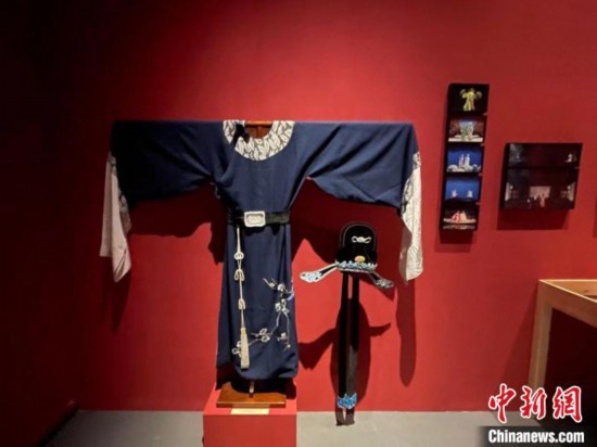 現(xiàn)場展出的戲服?！⊥τ?攝