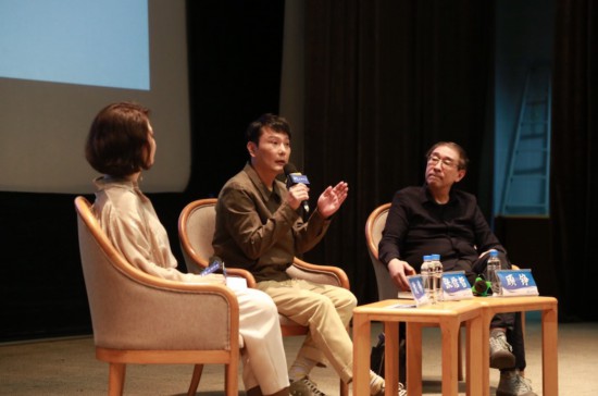上圖講座現(xiàn)場，左起依次是主持沈祎；歌手、收藏家張信哲；復(fù)旦大學(xué)新聞學(xué)院教授顧錚。