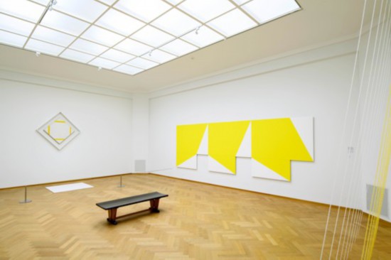 海牙藝術博物館“移動的蒙德里安”展覽現場，蒙德里安作品與當代藝術家作品并陳。