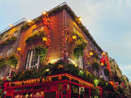 圣殿酒吧：都柏林有上千家酒吧，每到傍晚時分，市中心的圣殿酒吧（Temple Bar）街區(qū)總是熱鬧非凡，人數(shù)最多的恐怕要數(shù)同名的圣殿酒吧。